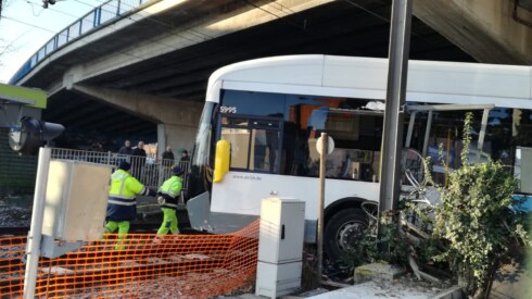 2018-12-13 00:00:00 - Bus slipt van brug en komt op treinsporen terecht