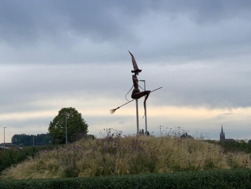 2019-07-13 00:00:00 - Nieuw heksenmonument siert rotonde in Beselare