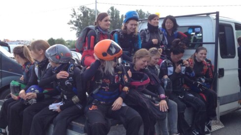 2019-08-18 00:00:00 - Vrouwelijke skydivers breken Belgische records in Moorsele