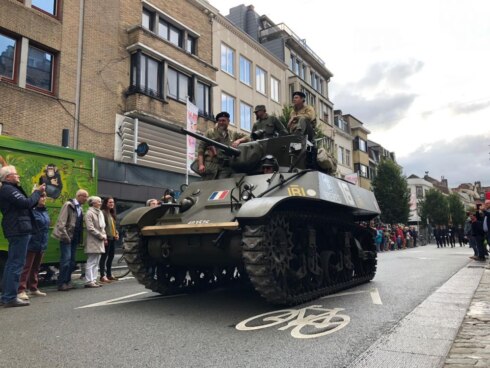 2019-09-08 00:00:00 - Oude legervoertuigen trekken door Kortrijk