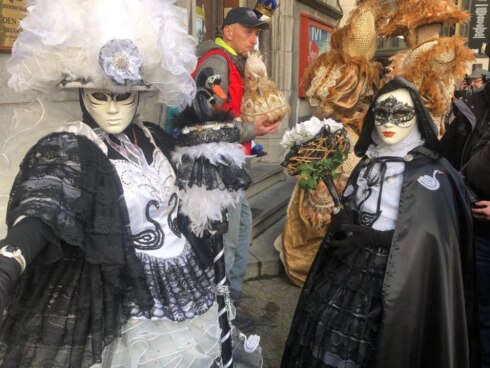 2020-01-18 00:00:00 - Costumés de Venise kleuren Brugse straten