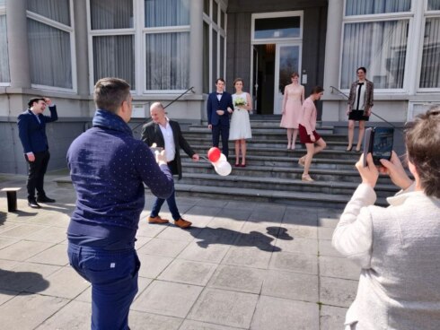 2020-04-04 00:00:00 - Coronahuwelijk: ouders Hanna en Nico volgen huwelijk via livestream