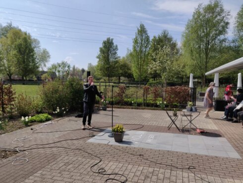 2020-04-12 00:00:00 - Zanger entertaint rusthuisbewoners in Izegem