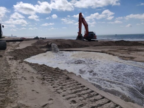 2020-07-11 00:00:00 - Laatste zandopspuitingen strand Bredene van start