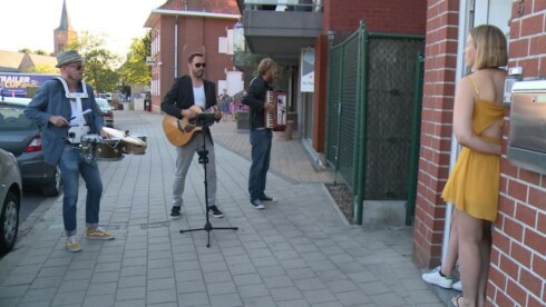 2020-08-09 00:00:00 - Muziek aan je voordeur in Izegem