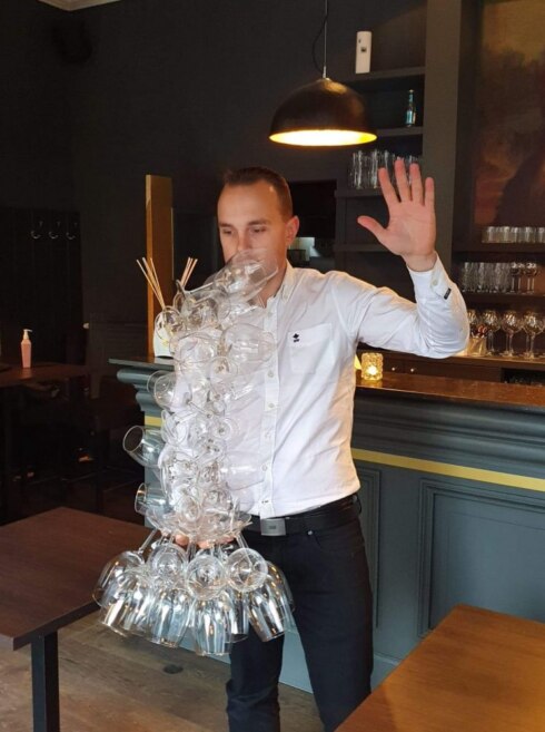 2020-11-25 00:00:00 - Wereldrecord in Kortrijk: ober draagt 40 (!) glazen met één hand