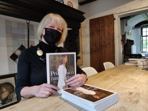 2020-12-13 00:00:00 - Brugse royalty-watcher Brigitte Balfoort brengt boek uit over Belgische prinsessen