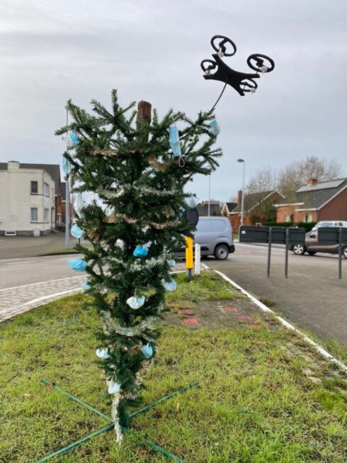 2020-12-13 00:00:00 - Mysterie in Veldegem rond omgekeerde kerstboom met mondmaskers