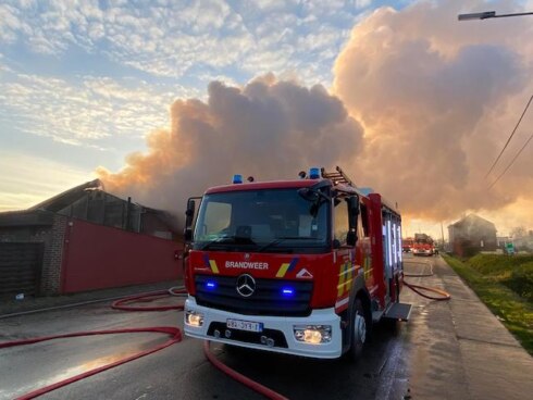 2021-01-01 00:00:00 - Uitslaande brand met asbestvervuiling op nieuwjaarsochtend in loods in Poperinge