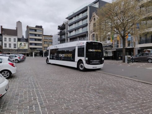 2021-04-03 00:00:00 - Elektrische stadsbus 'Aptis' maakt proefrit in Brugge en Roeselare