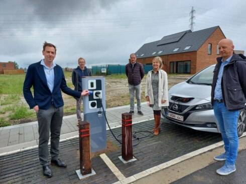 2021-05-17 00:00:00 - Roeselare plaatst elektrische laadpaal nog voor hele wijk er staat