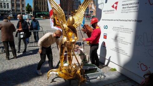 2021-05-18 00:00:00 - Sint-Michiel en de Draak blinkt weer op dak Provinciaal Hof Brugge