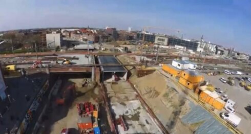 2021-06-02 00:00:00 - VIDEO: versneld ziet inschuiven van tunnel Kortrijk er zo uit