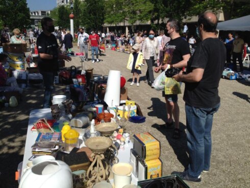 2021-06-06 00:00:00 - Bezoekers opgetogen op eerste grote post-coronarommelmarkt in Kortrijk