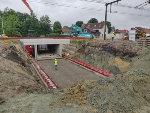 2021-06-12 00:00:00 - Nieuwe fietstunnel onder spoor geschoven in Torhout