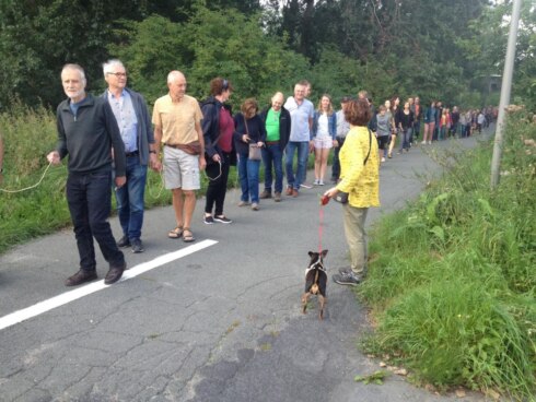 2021-09-04 00:00:00 - Betogers vormen mensenketting tegen uitbreiding kanaal Bossuit-Kortrijk
