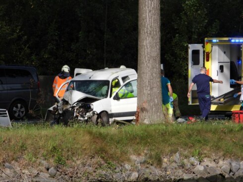 2021-09-13 00:00:00 - Bestuurder in levensgevaar na botsing tegen boom