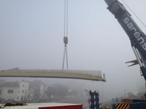 2021-10-10 00:00:00 - Achtste en laatste brug in Kortrijk geplaatst