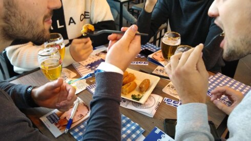 2021-10-17 00:00:00 - Smullen, en dan stemmen: wie maakt de beste Oostendse garnaalkroket?