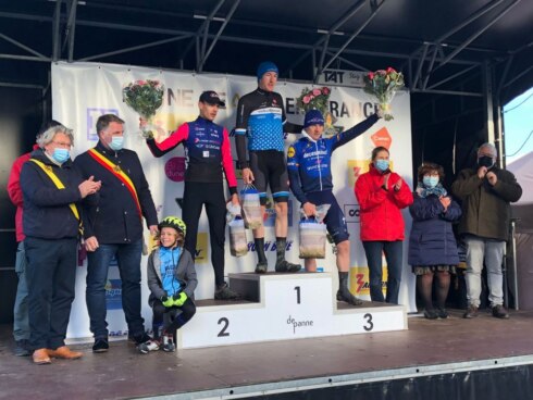 2021-11-21 00:00:00 - Yves Lampaert rijdt naar derde plaats in De Panne Beach Endurance