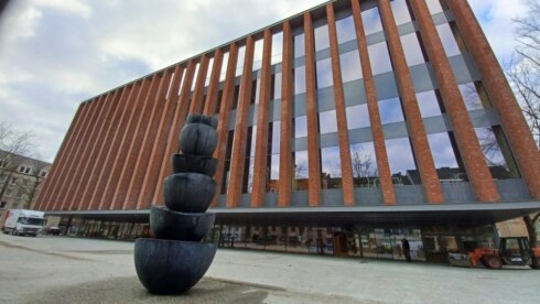 2021-12-16 00:00:00 - Kunstwerk en banken maken van Beursplein in Brugge een ontmoetingsplek