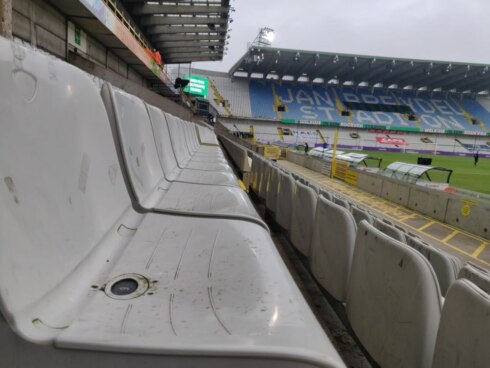 2021-12-26 00:00:00 - Lege tribunes tijdens Cercle-Club, 450 VIP-maaltijden gaan naar kansarmen