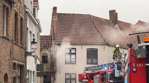2022-01-08 00:00:00 - Felle brand legt huis in Brugge in de as