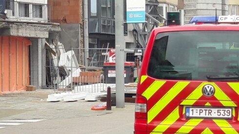 2022-02-02 00:00:00 - Balkon stort in in Koksijde, arbeider loopt breuken op