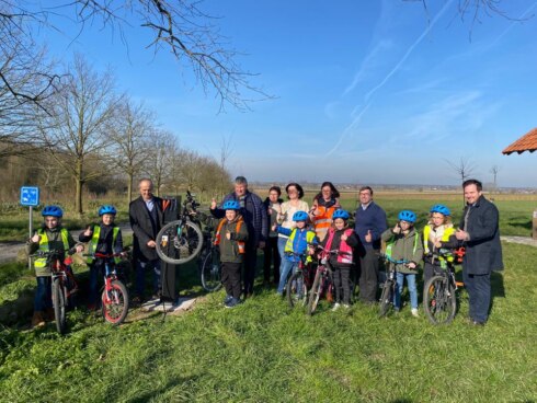 2022-03-10 00:00:00 - 11 nieuwe laad- en herstelpalen voor fietsers in Staden