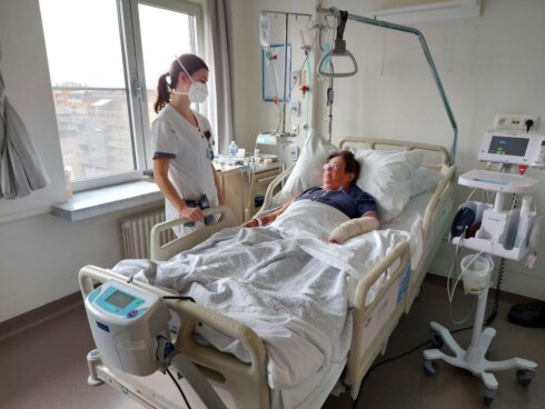 2022-04-06 00:00:00 - Ziekenhuizen merken personeelsuitval van 10 procent door ziekte, net nu er ook weer meer coronapatiënten liggen