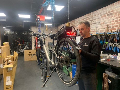 2022-04-07 00:00:00 - Brandstofprijzen, oorlog én corona: druk bij fietsenmakers en langere levertijden