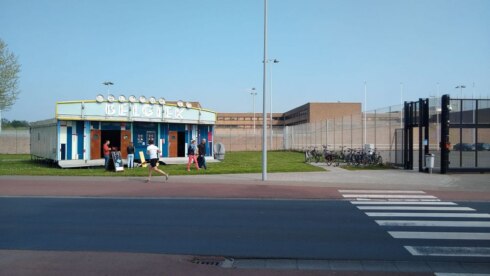 2022-04-23 00:00:00 - Café Winket ontfermt zich over naasten van Brugse gevangenen