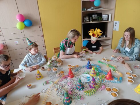 2022-05-13 00:00:00 - Koningin Mathilde bezoekt De Kindervriend in Rollegem