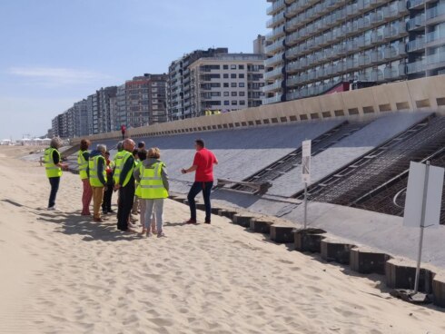 2022-05-15 00:00:00 - Bezoekers betreden nieuwe dijk Middelkerke op Open Wervendag