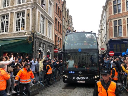 2022-05-23 00:00:00 - Titelfeest Club Brugge: spelersbus is aangekomen, feest barst los