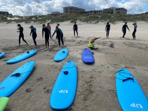 2022-05-25 00:00:00 - Oekraïense kinderen leren wavesurfen in Koksijde