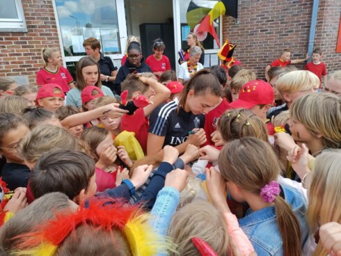 2022-06-13 00:00:00 - Red Flame Jody Vangheluwe op bezoek in Kachtemse school