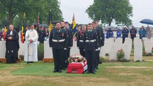 2022-06-30 00:00:00 - 7 soldaten uit Eerste Wereldoorlog begraven op Britse militaire begraafplaats