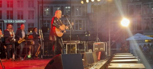 2022-07-21 00:00:00 - Johnny Logan vult Grote Markt Brugge