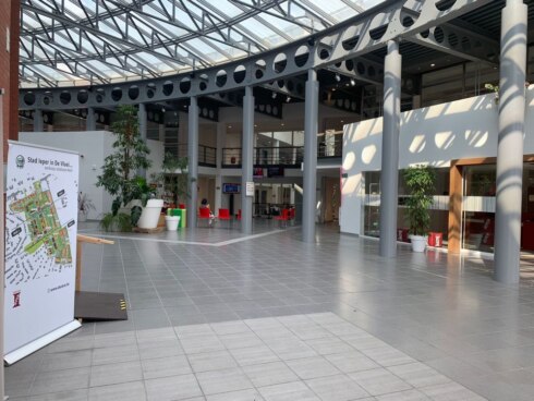 2022-08-18 00:00:00 - Man trekt groot keukenmes in Stadhuis Ieper: politie kan persoon overmeesteren