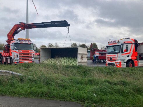 2022-11-16 00:00:00 - Witte kolen rollen over de autosnelweg: vrachtwagen verliest lading op E403