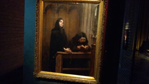 2022-11-18 00:00:00 - Tentoonstelling 'LOUISE/EDITH. Op handen gedragen' in het Yper Museum.