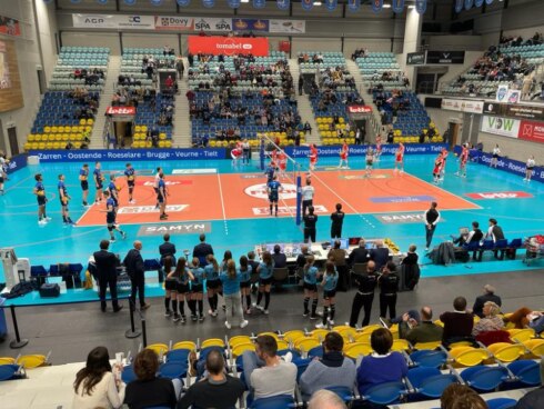 2022-12-04 00:00:00 - Roeselare klopt Maaseik in heenduel 1/2e finales met 3-0, ook Menen neemt stevige optie op finale
