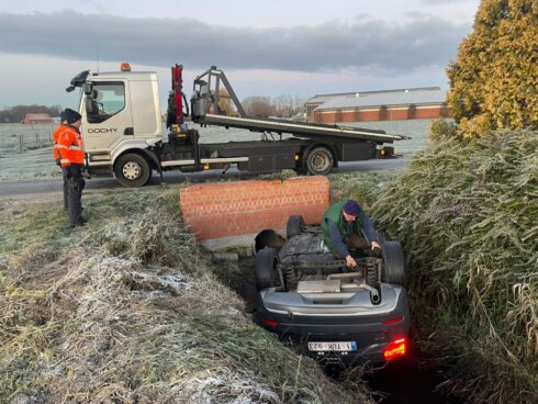 2022-12-16 00:00:00 - Ondersteboven in gracht na slippartij: Jonge moeder met drie maanden oude baby gered door brandweer