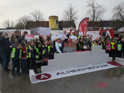 2023-01-10 00:00:00 - Eerste steen gelegd nieuwe gemeentelijke school Kuurne