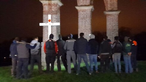 2023-02-04 00:00:00 - Jonge boeren plaatsen honderden kruisen op een akker uit protest