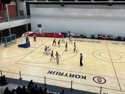 2023-05-03 00:00:00 - Basket tweede klasse: Kortrijk Spurs verslaan opnieuw Guco Lier en stoten door naar finale