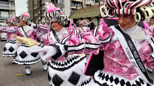 2023-02-19 00:00:00 - Twee carnavalsprinsen openen de stoet in Blankenberge