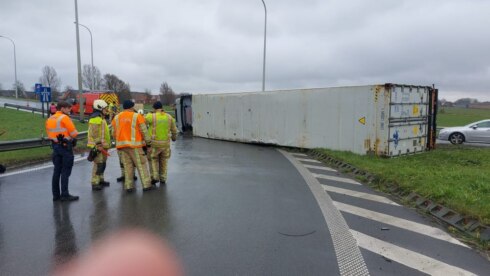 2023-03-07 00:00:00 - Gekantelde vrachtwagen verspert oprit A19 in Ieper