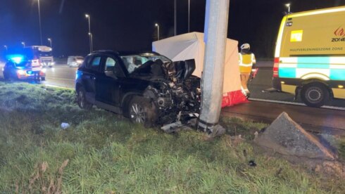 2023-03-23 00:00:00 - Bestuurder overleeft crash tegen verlichtingspaal niet